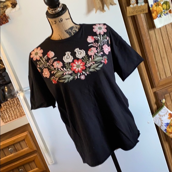 Zara Tops - Zara Trafaluc short sleeve tee shirt size medium